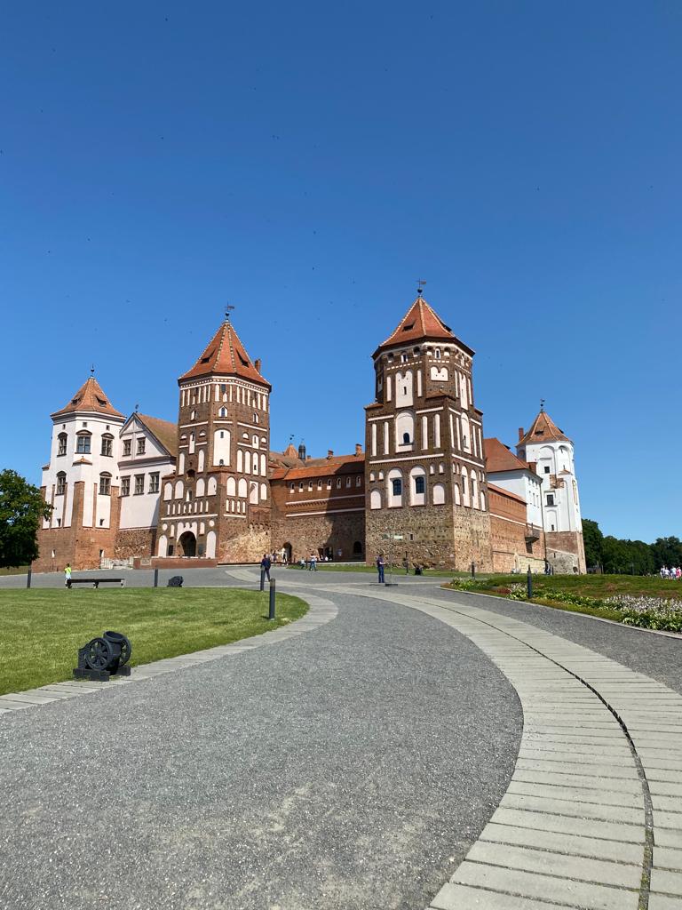 Красивейшие места Беларуси: Мирский замок и его Столовая изба